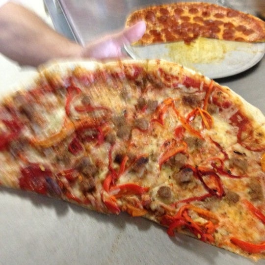 Снимок сделан в Giovanni&#39;s Old World New York Pizzeria пользователем Cal S. 6/26/2012