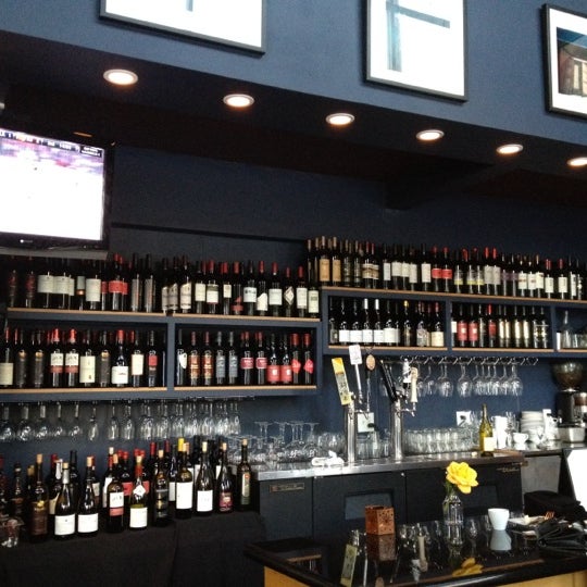 6/10/2012 tarihinde Alex P.ziyaretçi tarafından Left Coast Wine Bar'de çekilen fotoğraf