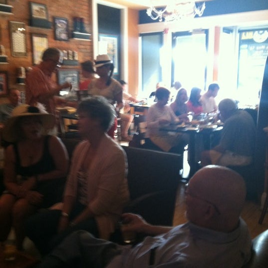 รูปภาพถ่ายที่ Blinkers Tavern โดย Michelle M. เมื่อ 5/5/2012