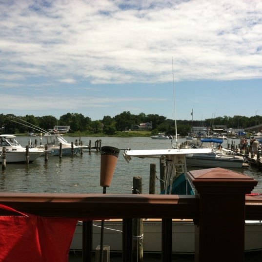 Das Foto wurde bei River Rock Restaurant &amp; Marina Bar von Brittany N. am 7/22/2012 aufgenommen