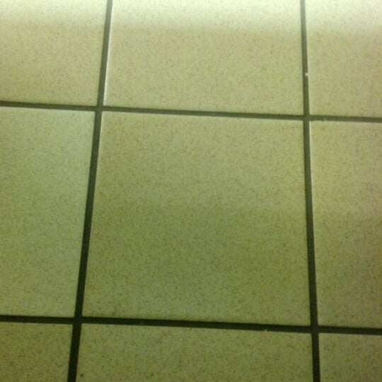 Famous Footwear Shoe Store in Everett