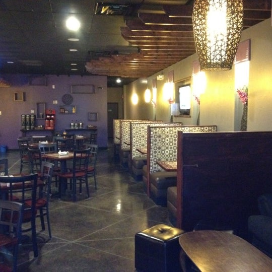 4/13/2012 tarihinde Adam H.ziyaretçi tarafından Orchid City Fusion Cafe'de çekilen fotoğraf