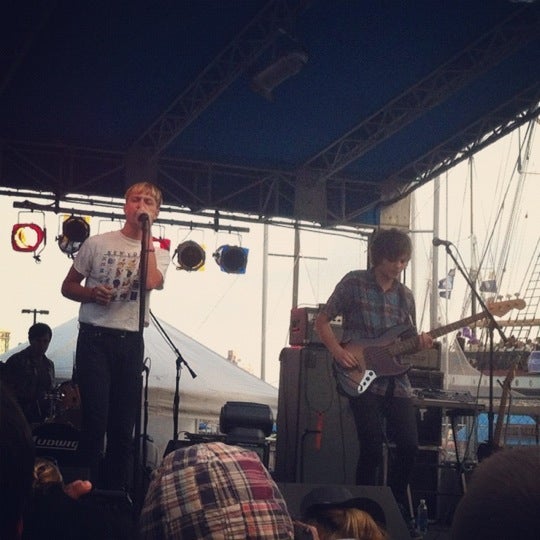รูปภาพถ่ายที่ The Village Voice&#39;s 4Knots Music Festival โดย Alex เมื่อ 7/15/2012