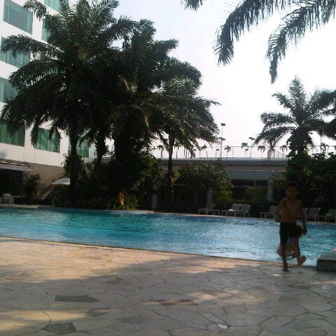Das Foto wurde bei Poolside - Hotel Mulia Senayan, Jakarta von Lena K. am 8/8/2012 aufgenommen