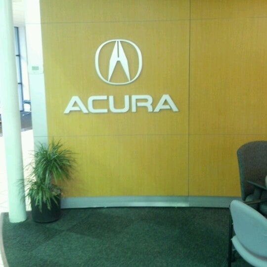 รูปภาพถ่ายที่ Rosenthal Acura โดย Mohammed S. เมื่อ 6/18/2012