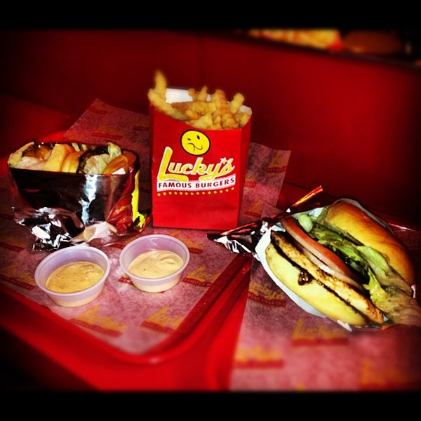 Foto tomada en Lucky&#39;s Famous Burgers  por Stephanie el 7/14/2012