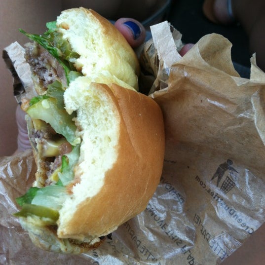 Foto diambil di Jake&#39;s Wayback Burgers oleh Meghan R. pada 7/14/2012