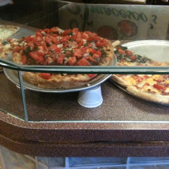 รูปภาพถ่ายที่ Francesco&#39;s Restaurant &amp; Pizza โดย Matt R. เมื่อ 7/7/2012