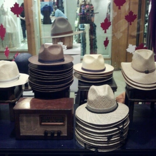 รูปภาพถ่ายที่ Granville Island Hat Shop โดย Aqua J. เมื่อ 7/8/2012