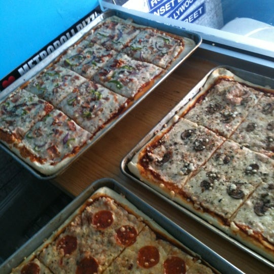 Photo taken at Pizza Metropoli by Elizabeth C. on 6/12/2012