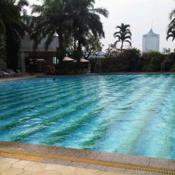 Das Foto wurde bei Poolside - Hotel Mulia Senayan, Jakarta von Iwan R. am 8/25/2012 aufgenommen