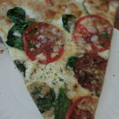 5/13/2012 tarihinde Stephanie S.ziyaretçi tarafından Bross Pizza'de çekilen fotoğraf