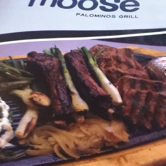 รูปภาพถ่ายที่ Moose Palominos Grill โดย Osssilver เมื่อ 5/1/2012