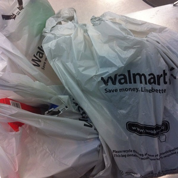 Снимок сделан в Walmart пользователем Cre L. 9/12/2012
