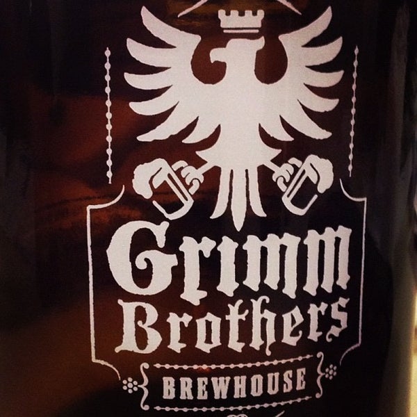 Foto tirada no(a) Grimm Brothers Taproom por Daye R. em 8/18/2012