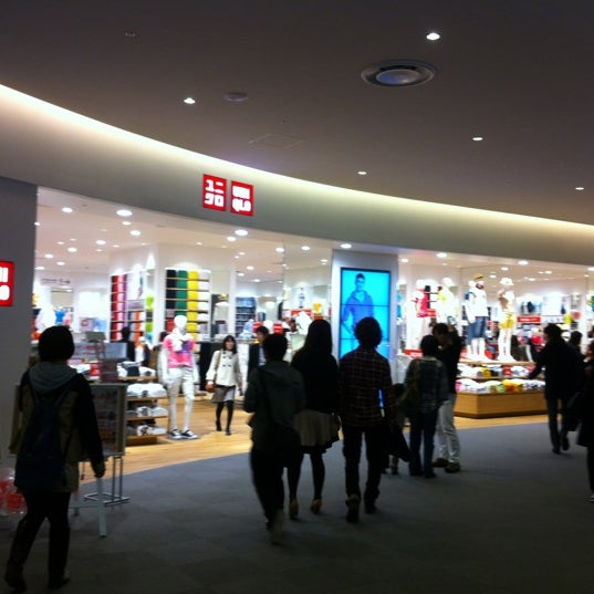 Photos At ユニクロ お台場 2 Tips From 737 Visitors
