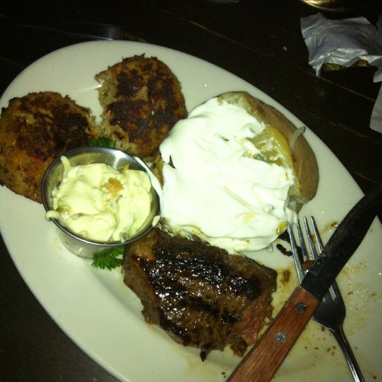 Foto scattata a Steak Loft Restaurant da Matt I. il 8/18/2012