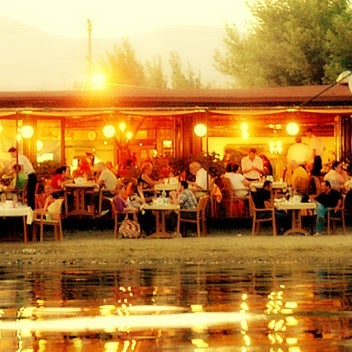 Das Foto wurde bei İstasyon Restaurant von kim t. am 8/24/2012 aufgenommen