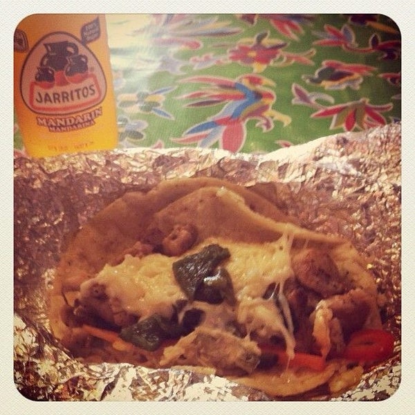 6/29/2012 tarihinde Taco P.ziyaretçi tarafından Paco&#39;s Tacos'de çekilen fotoğraf