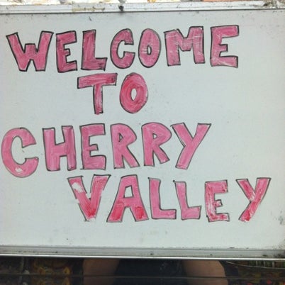รูปภาพถ่ายที่ Cherry Valley Deli &amp; Grill โดย Leonardo I. เมื่อ 9/2/2012