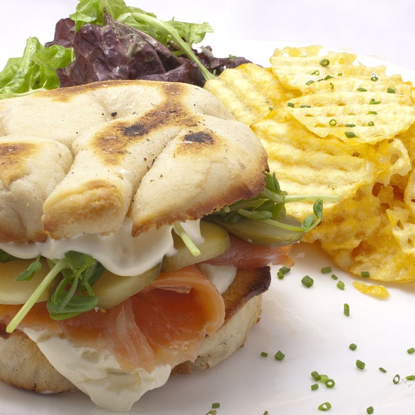 Espectacular: Sándwich de salmón ahumado, lima, pepinillos, queso crema y hierbas