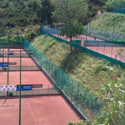 Foto tirada no(a) Vall Parc Tennis por gabi em 5/26/2012