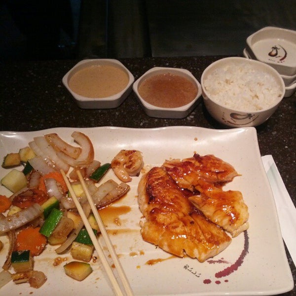 Foto tomada en Oishi Sushi &amp; Steakhouse  por Photo L. el 6/3/2012