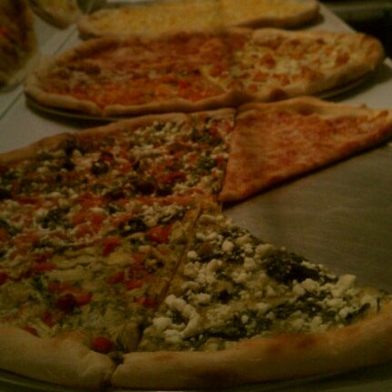 รูปภาพถ่ายที่ Big G&#39;s Pizza โดย a k เมื่อ 6/8/2012