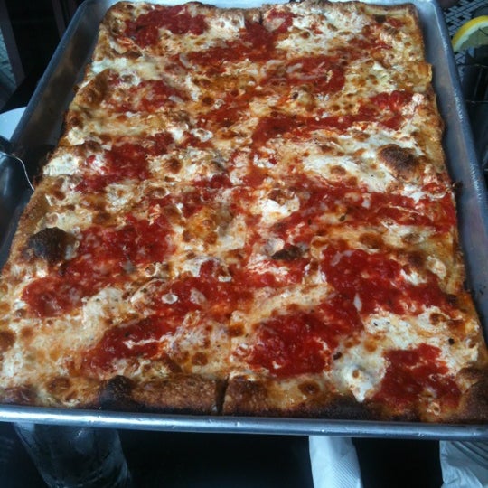 รูปภาพถ่ายที่ Antika Restaurant &amp; Pizzeria โดย Paulie G. เมื่อ 8/4/2012