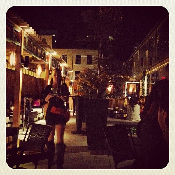 6/15/2012 tarihinde Mr S.ziyaretçi tarafından Spice Route Asian Bistro + Bar'de çekilen fotoğraf