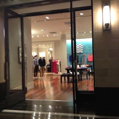 8/2/2012 tarihinde Art M.ziyaretçi tarafından Poughkeepsie Galleria Mall'de çekilen fotoğraf