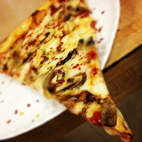 5/15/2012にDan K.がRay&#39;s Famous Original Pizzaで撮った写真