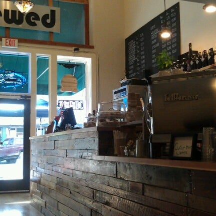 Foto tirada no(a) Brewed Cafe and Pub por Robert L. em 7/5/2012