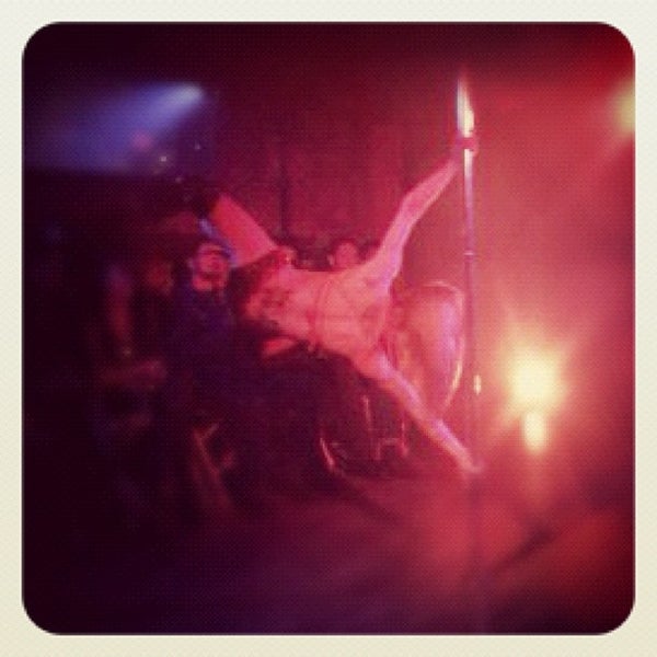 Foto scattata a Skinny&#39;s Lounge da noho arts district il 5/18/2012