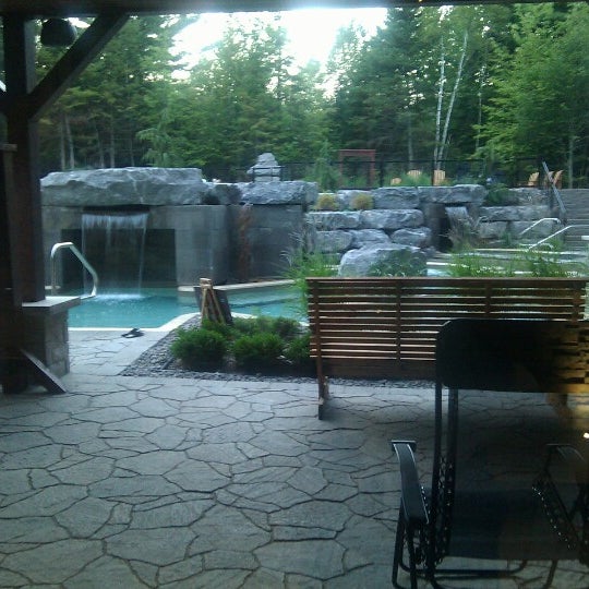 Photo taken at KiNipi Spa &amp; Bains Nordiques by Jean-Francois P. on 8/30/2012