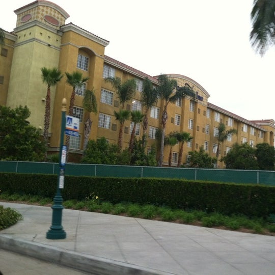 Das Foto wurde bei Anaheim Portofino Inn &amp; Suites von Amanda L. am 6/3/2012 aufgenommen