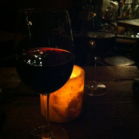 9/8/2012 tarihinde Julie N.ziyaretçi tarafından Cello Wine Bar'de çekilen fotoğraf