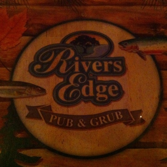 Foto diambil di River&#39;s Edge Pub &amp; Grub oleh Mary Ann K. pada 4/21/2012