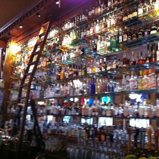 Foto tomada en Paddy&#39;s Bar &amp; Grill  por Carlos O. el 8/14/2012