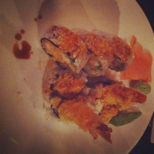 Photo prise au Sakura Japanese Sushi &amp; Grill par Fatma Y. le8/29/2012