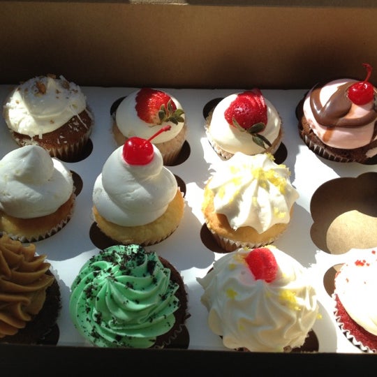 3/24/2012에 Amber B.님이 The Sweet Tooth - Cupcakery and Dessert Shop에서 찍은 사진