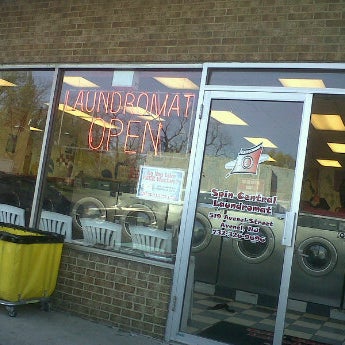 Foto tirada no(a) Spin Central Laundromat por ΛЯ85™ em 4/13/2012