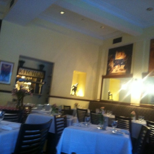 รูปภาพถ่ายที่ Cafe Soleil โดย Orlando D. เมื่อ 9/9/2012