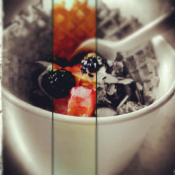 รูปภาพถ่ายที่ Brrrberry Frozen Yogurt โดย Myndi W. เมื่อ 5/27/2012