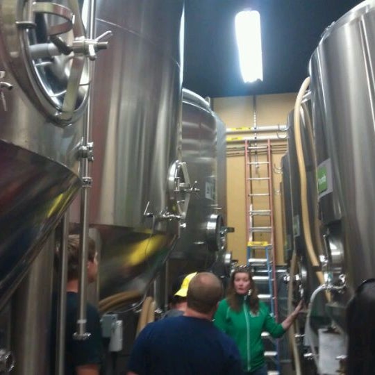 5/19/2012 tarihinde Cory M.ziyaretçi tarafından Oakshire Brewing'de çekilen fotoğraf
