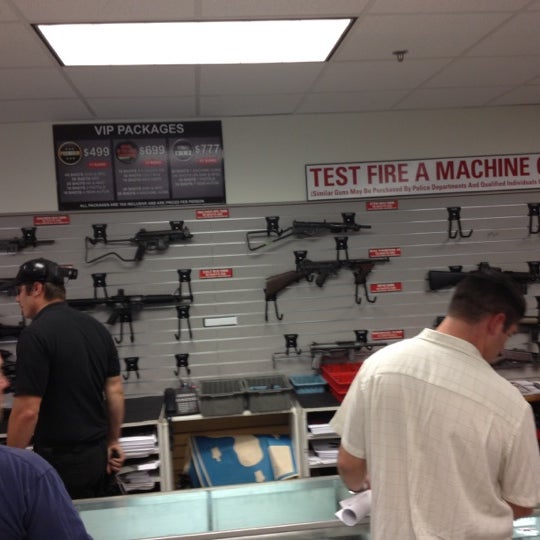 7/9/2012 tarihinde Brett J.ziyaretçi tarafından The Gun Store'de çekilen fotoğraf