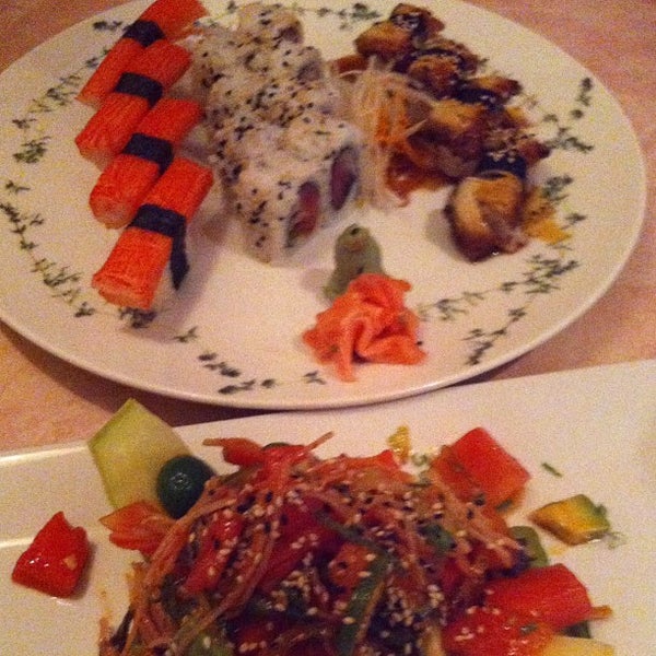 Foto scattata a Sakura Sushi Japanese Restaurant da Danielle O. il 7/22/2012
