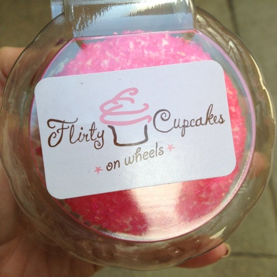 Das Foto wurde bei Flirty Cupcakes on Wheels von Kate am 4/5/2012 aufgenommen
