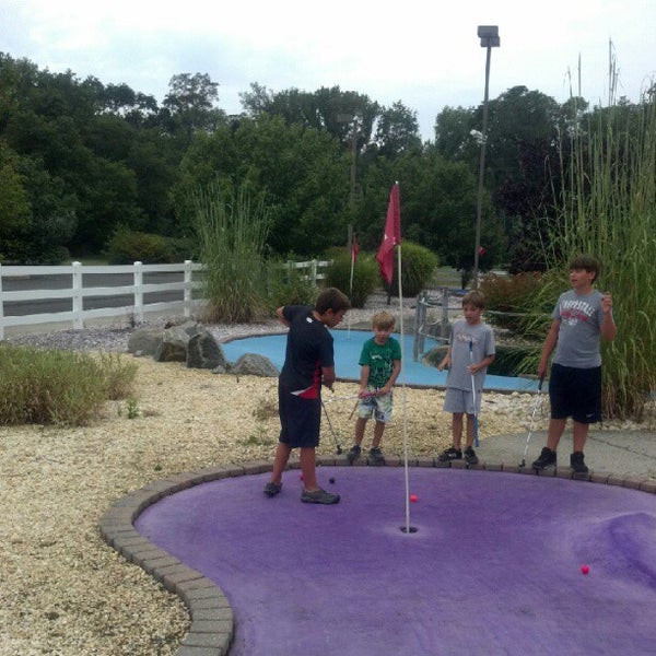 Foto diambil di Hole In One Golf Center oleh Dennis K. pada 8/14/2012
