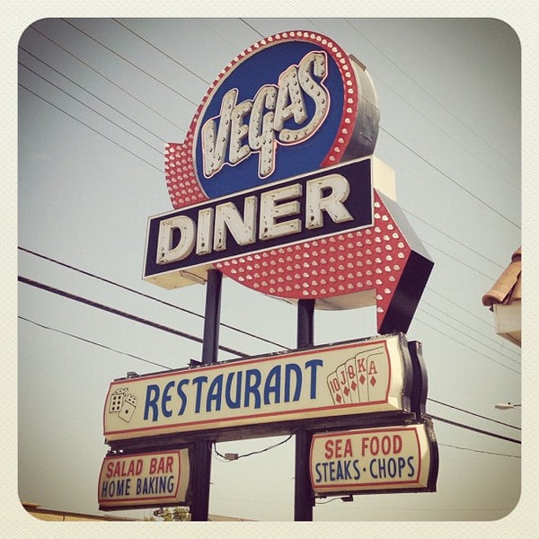 รูปภาพถ่ายที่ Vegas Diner &amp; Restaurant โดย Philip M. เมื่อ 5/26/2012